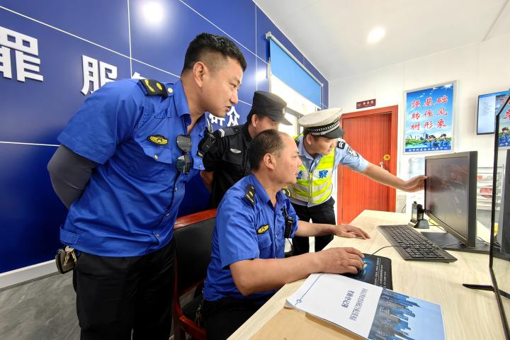 聯(lián)合專班通過視頻查看市場經營情況