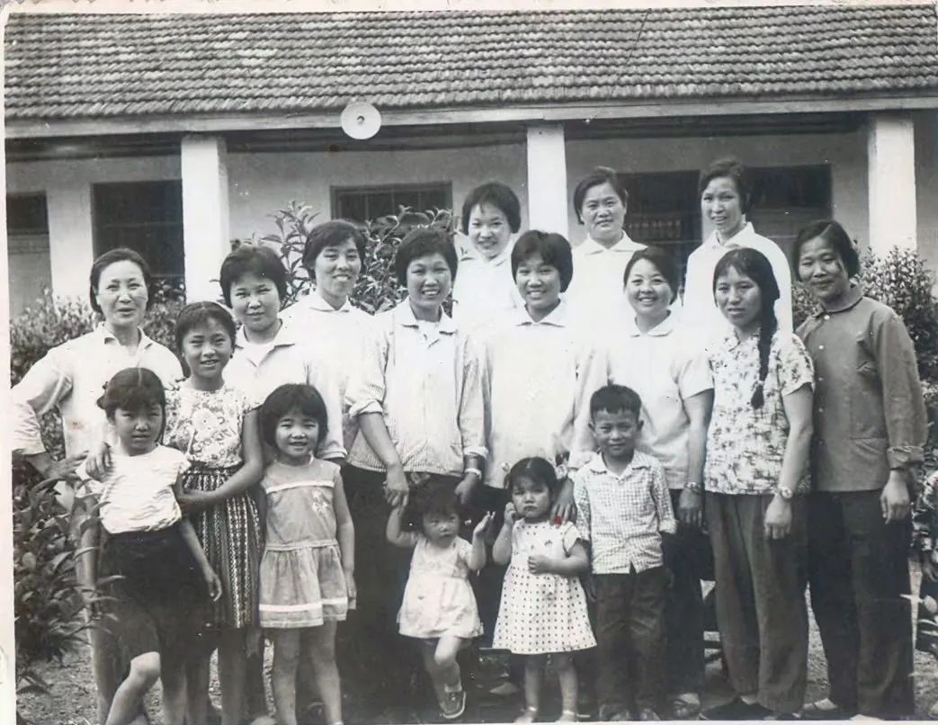 1975年全體教職工合影.jpg 圖片