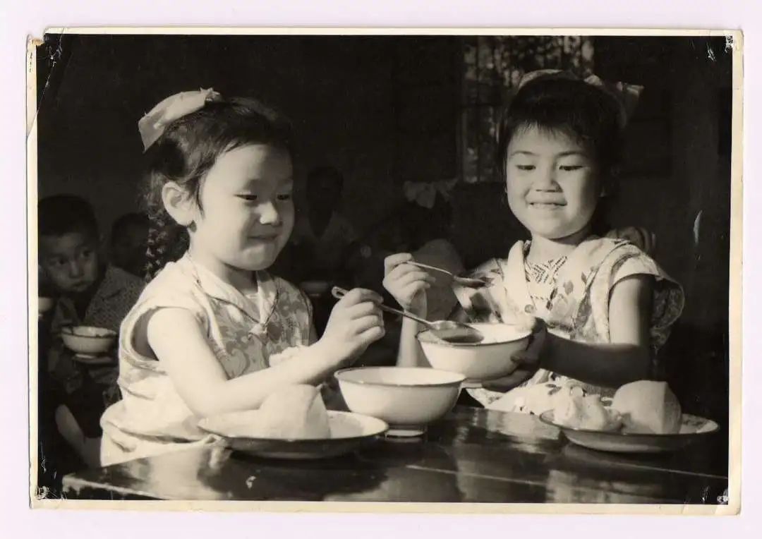 1973年幼兒進(jìn)餐活動(dòng).jpg 圖片