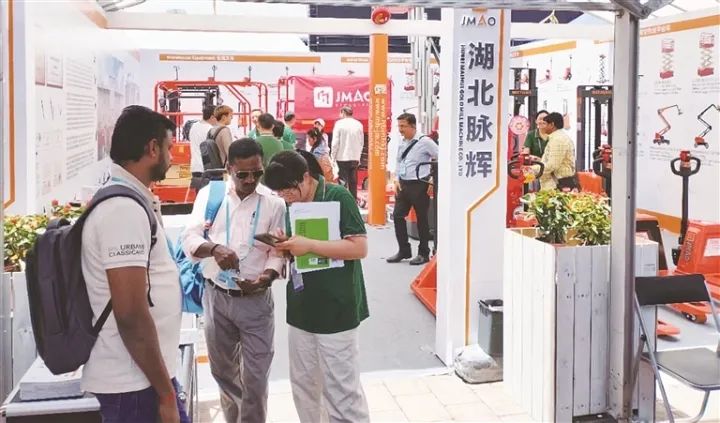 4月15日，第137屆中國進(jìn)出口商品交易會(huì)在廣州開幕，我市組織26家企業(yè)參展，涵蓋新材料、工程機(jī)械等優(yōu)勢產(chǎn)業(yè)。 樊子昕 攝