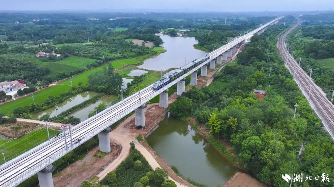 6月18日，檢測列車55163次在襄荊高鐵行駛。（湖北日?qǐng)?bào)客戶端通訊員 陳龍 攝）.jpg