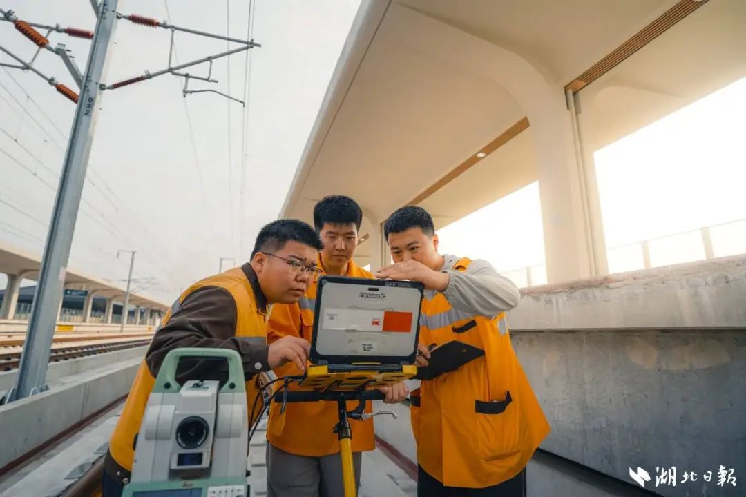 襄陽工務(wù)段職工檢測襄荊高鐵軌道設(shè)備。（湖北日?qǐng)?bào)客戶端通訊員 李垚駿 攝）.jpg