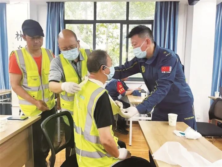 志愿者救援隊隊員接受市藍天救援中心講師培訓。沿河社區(qū)供圖