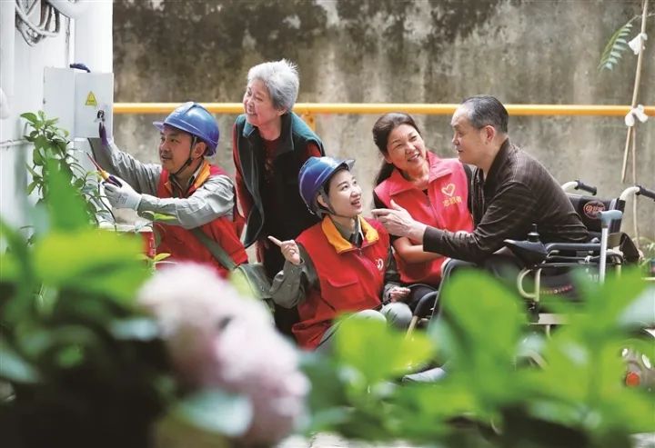 志愿者救援隊隊員和轄區(qū)供電人員一起，深入居民點排查安全隱患。趙平 攝