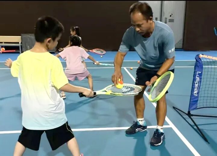 李柳（右）在教學。