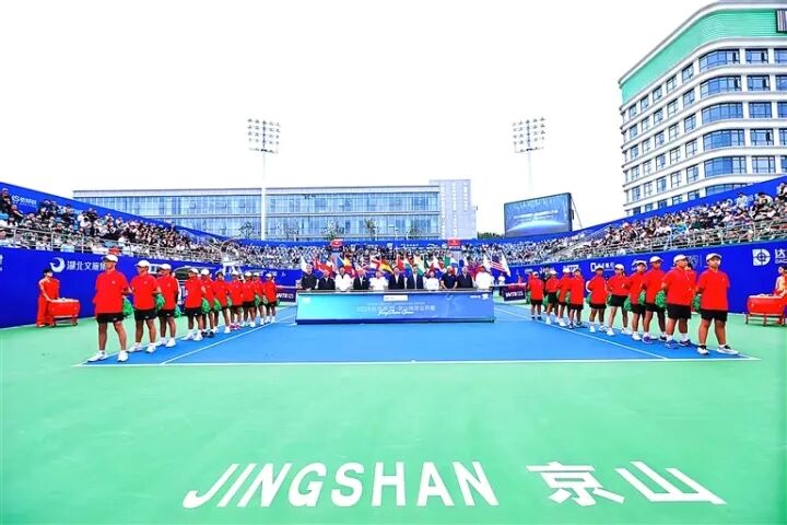 2025京山網(wǎng)球公開賽開幕，吸引眾多網(wǎng)球愛好者前往觀看。